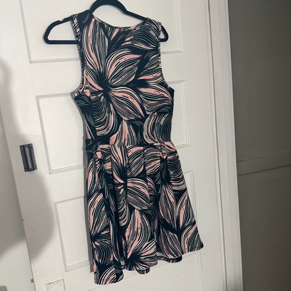 Black and Pink Sleeveless Dress - Picture 2 of 5